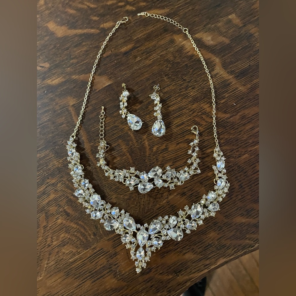 Necklace, bracelet, Earrings 3piece Set, Prom Or Wedding. NWT -Box.